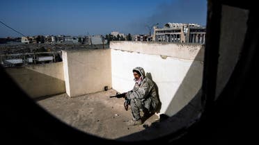 An Iraqi army soldier takes position during a battle against the Islamic State (IS) group near the Fourth Bridge over the Tigris River connecting eastern and western Mosul on January 10, 2017. (AFP)