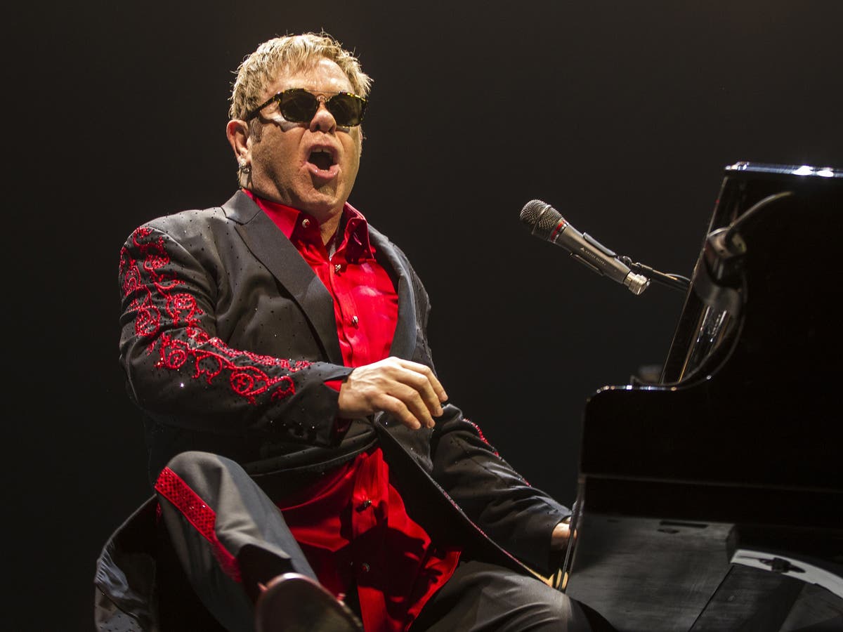 Elton John to turn 'Devil Wears Prada' into musical | Al Arabiya English