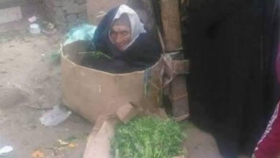 مسنة مصرية كفيفة تعيش في كرتونة.. وترفض المساعدة