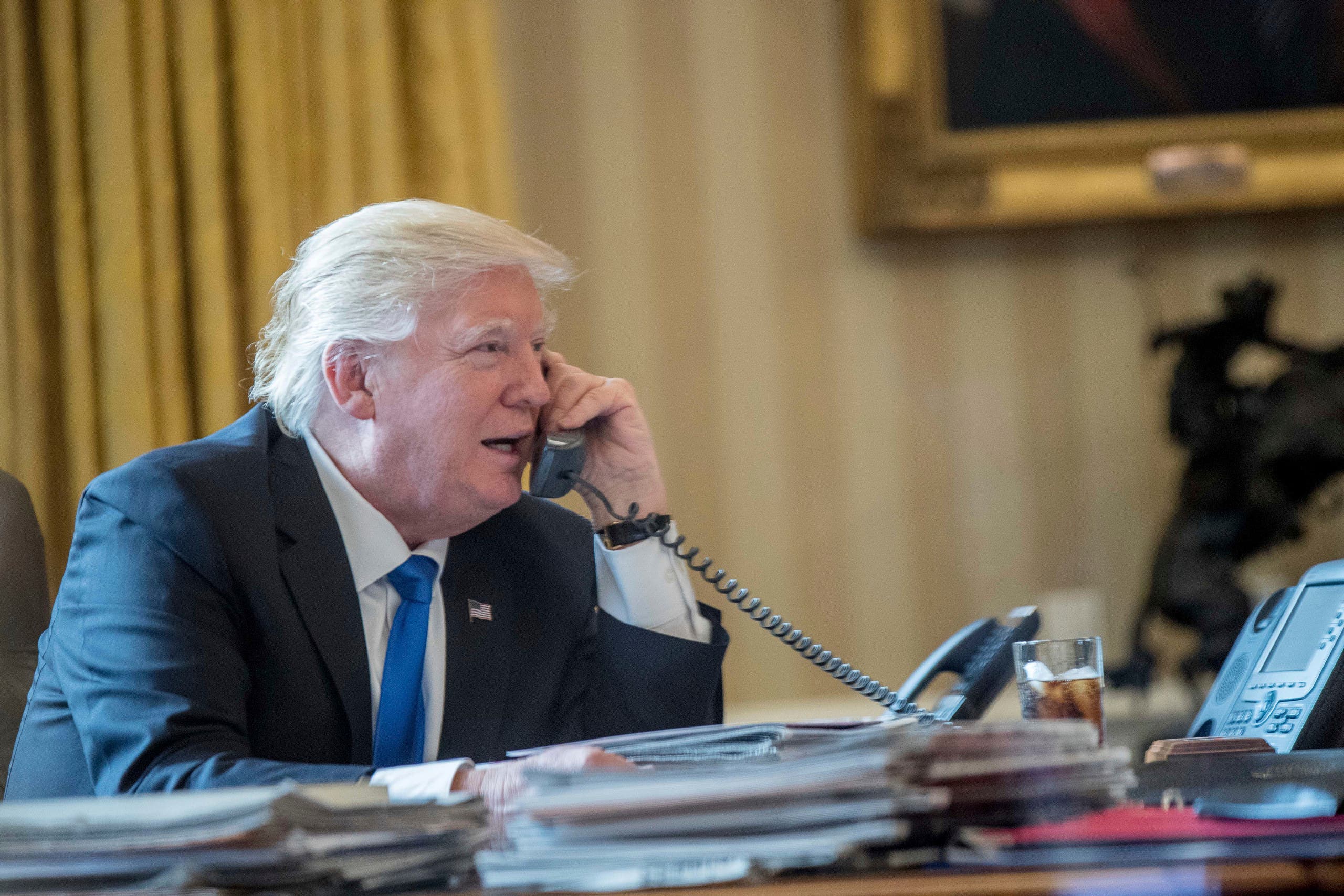  President Donald Trump speaks on the phone with Russian President Vladimir Putin, Saturday, Jan. 28, 2017, in the Oval Office at the White House in Washington. (AP Photo/Andrew Harnik)