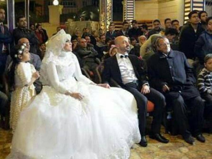 تركوا حفل زفافهم وشاركوا المدعوين مشاهدة مباراة مصر