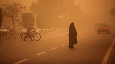 Iranians cross a street as a heavy sand storm hits the city of Ahvaz in the southwestern province of Khuzestan on April 13, 2011. (File photo: AFP)