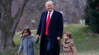 ترمب "الجد" يلهو مع أحفاده في حديقة البيت الأبيض