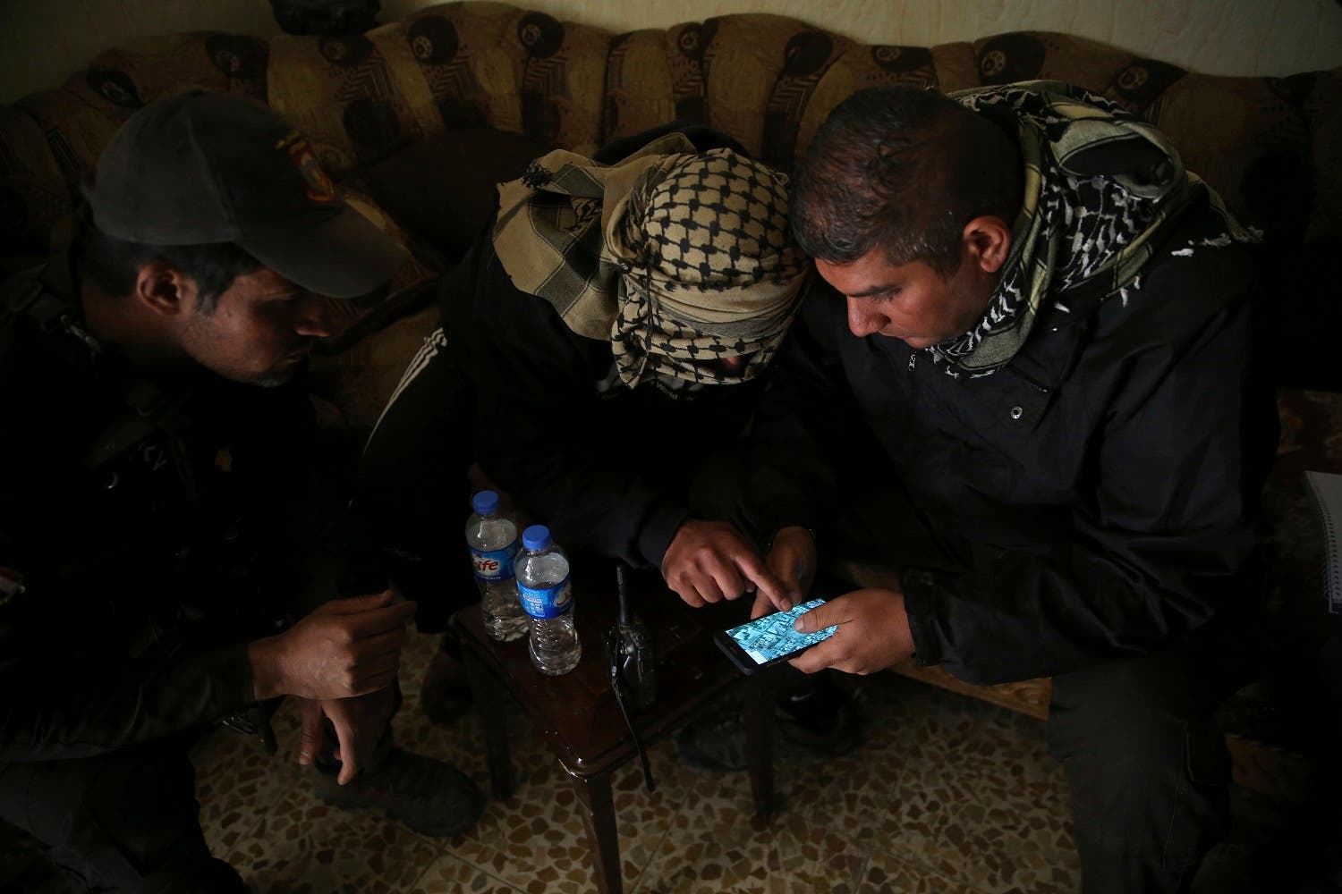 Iraqis risk all to spy on ISIS militants in Mosul AP