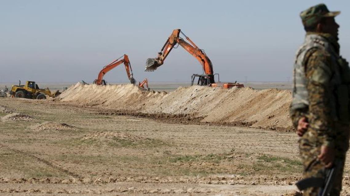 حفر خندق حول الرمادي