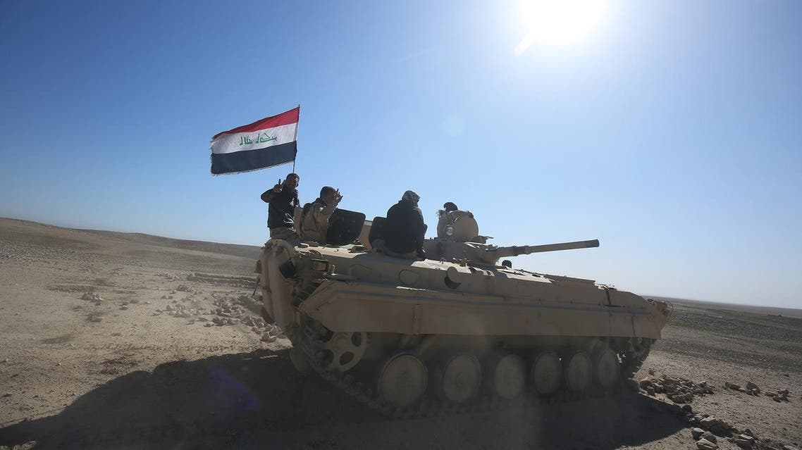 Iraqi forces, supported by the Hashed al-Shaabi (Popular Mobilisation) paramilitaries, advance near the village of Husseinyah, south of Mosul on February 20, 2017, during the offensive to retake the western side of Mosul. AHMAD AL-RUBAYE / AFP