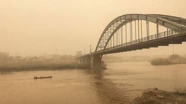 A picture taken on February 18, 2017 shows a general view of a bridge in the Iranian city of Ahvaz during a sandstorm (Photo: Morteza Jaberian/Tasnim News/AFP)