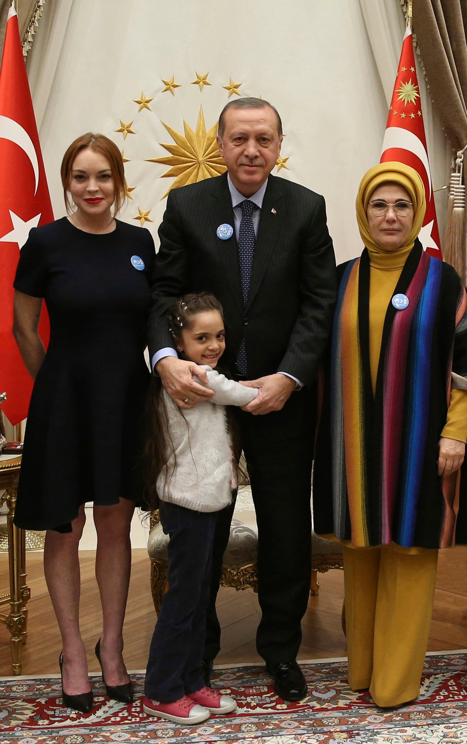 U.S. actress Lindsay Lohan, left, poses for photographs with Turkey's President Recep Tayyip Erdogan, center, his wife Emine, right, and Bana Al-Abed, a Syrian refuge child, at the Presidential Palace in Ankara, Turkey, Friday, Jan. 27, 2017. (AP)