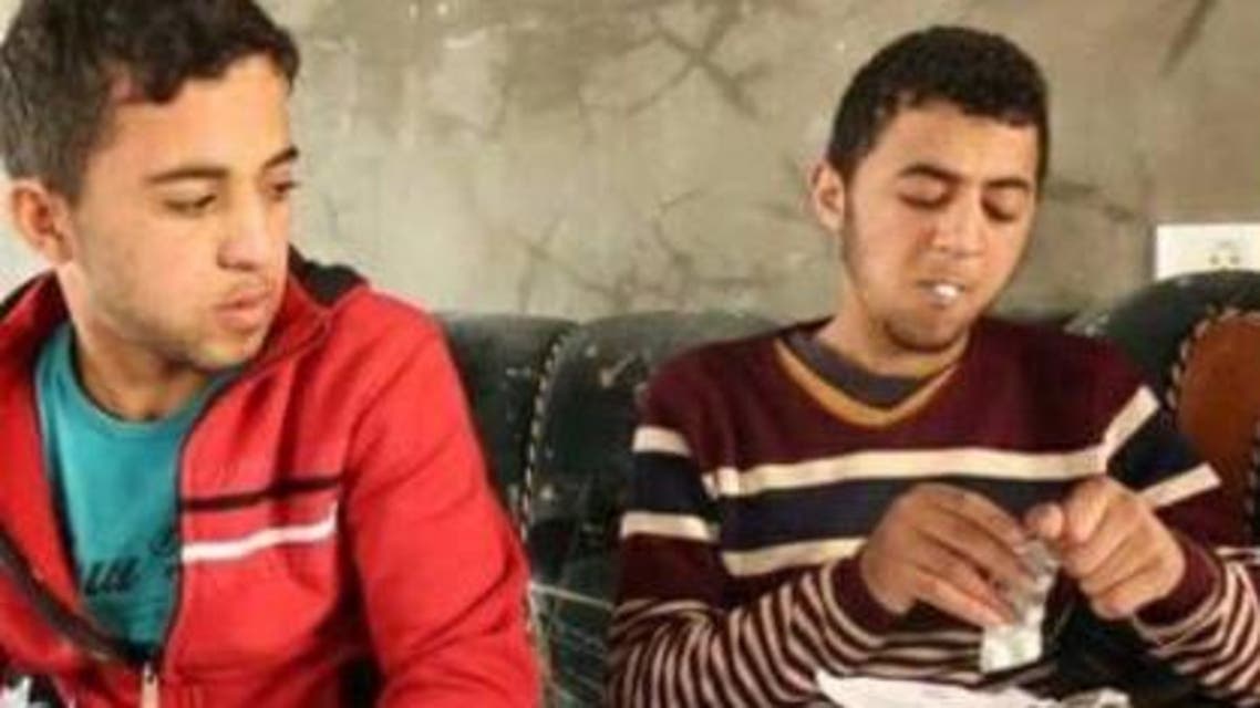 غزيان يتناولان 200 حبة دواء