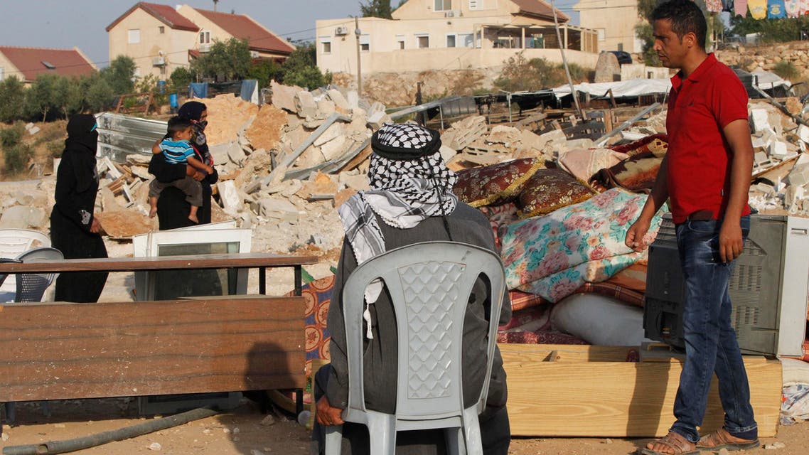 فلسطيني ينظر إلى أنقاض منزله الذي هدمته قوات الاحتلال - فرانس برس