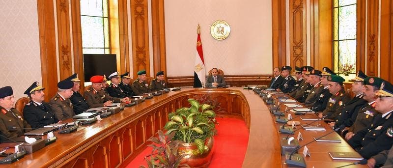 الرئيس السيسي يجتمع مع القيادات الأمنية حول أزمة أقباط سيناء