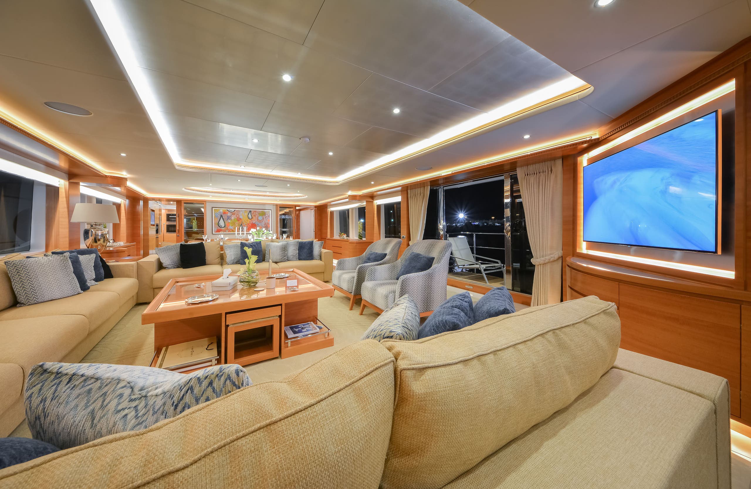 Majesty 135 Main Saloon