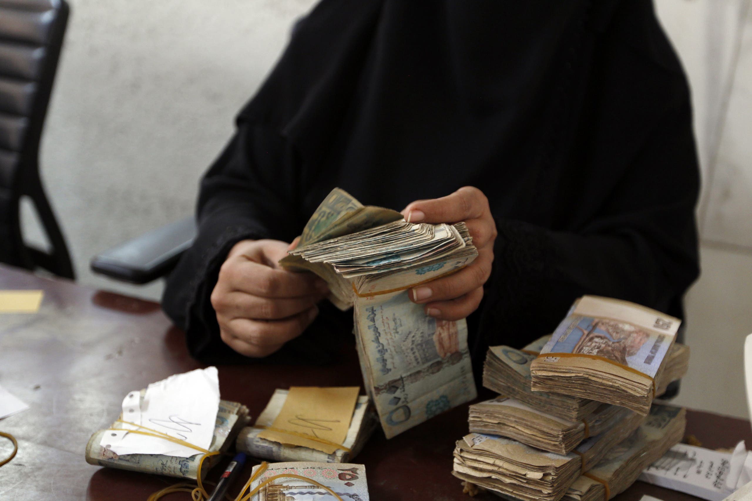 موظف في المصرف المركزي في صنعاء يجمع أمولاً (أرشيفية)
