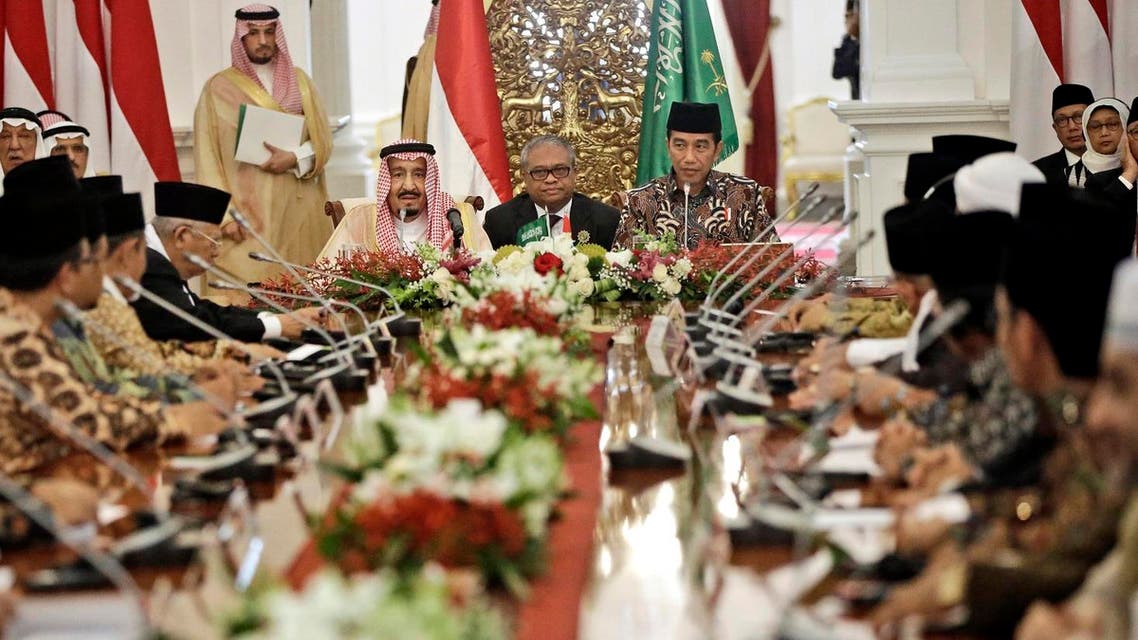 Saudi King Salman, center left, and Indonesian President Joko Widodo, center right, attend a meeting with Islamic figures at Merdeka Palace in Jakarta, Indonesia, Thursday, March 2, 2017. (AP)