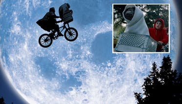 وفي الفيلم الهوليوودي ركب اليوت على دراجة، ووضع أمامه الطفل الفضائي، ثم طار الاثنان الى الغابة