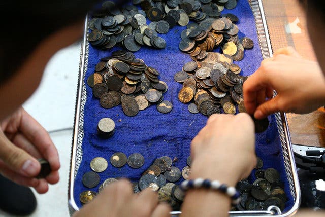 العملات المعدنية التي ابتلعتها السلحفاة