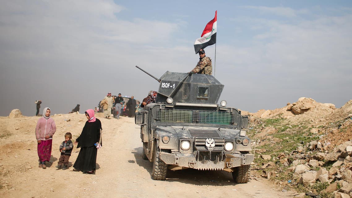 Displaced Iraqis flee their homes, as Iraqi forces battle with Islamic State militants, in western Mosul, Iraq March 8, 2017. REUTERS/Suhaib Salem
