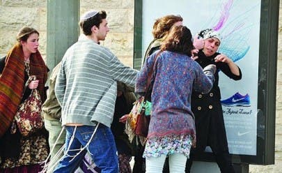 المستوطنون يمارسون سلوكيات عدائية ضد الفلسطينيين