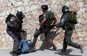 جنود إسرائيليون يعتدون على شاب فلسطيني