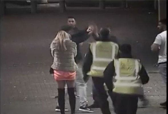 رجال أمن يحاولون التدخل