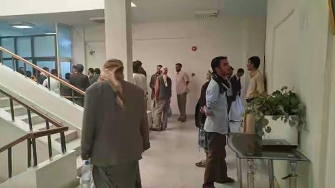 Houthi militias assault dozens of journalists in Sanaa
