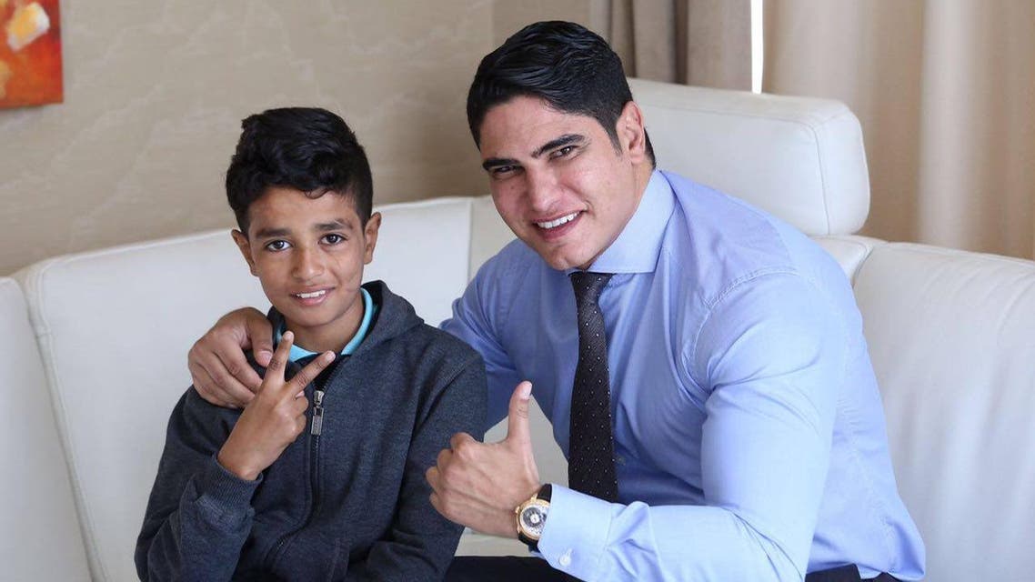 رجل الأعمال المصري أحمد أبوهشيمة مع الطفل الراقص مع الكلاب