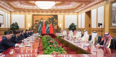 خادم الحرمين والرئيس الصيني خلال جلسة المباحثات 