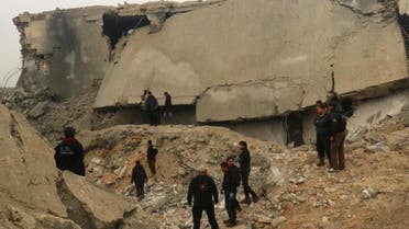 عاملون بالدفاع المدني في موقع ضربة جوية على مسجد في حلب - رويترز