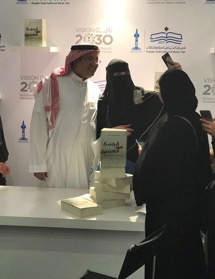 سيلفي لعبد الله بن بجاد العتيبي في معرض الرياض الدولي للكتاب