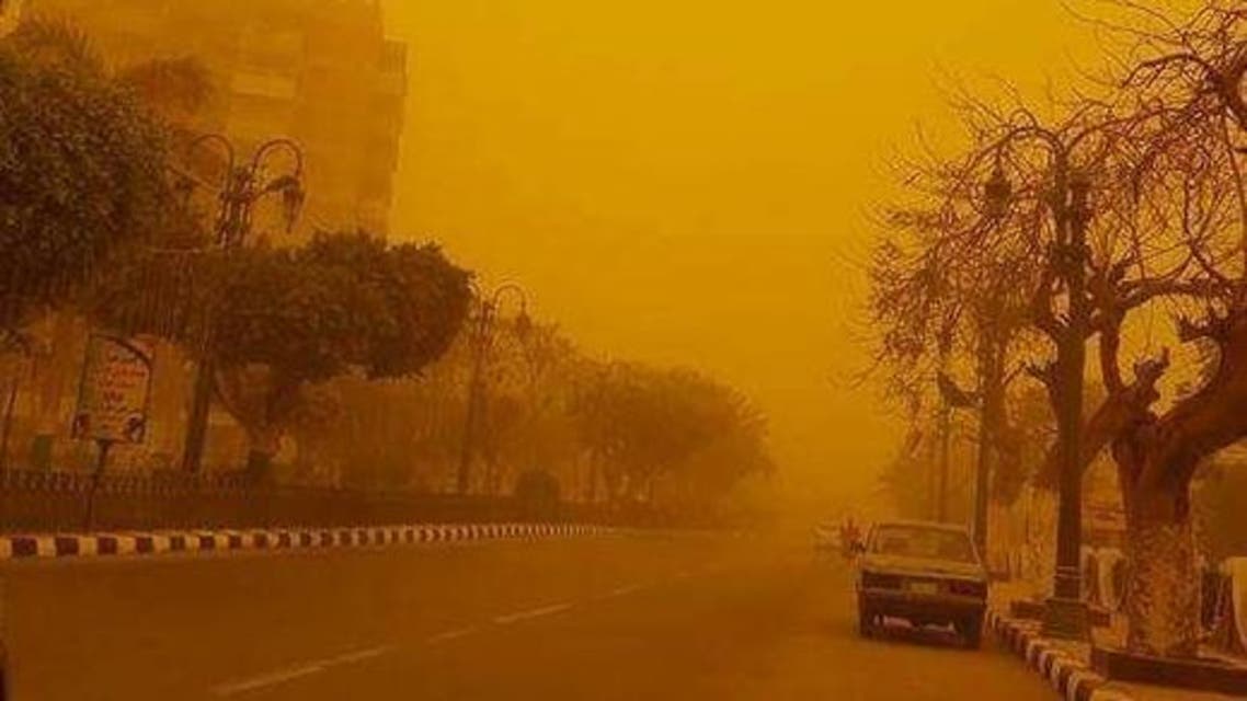 عاصفة ترابية تضرب مصر وتغلق طرقا وموانئ