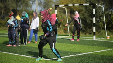 Palestinian women take part in a baseball training session in Khan Younis in the southern Gaza Strip March 19, 2017. Picture taken March 19, 2017. (Reuters)