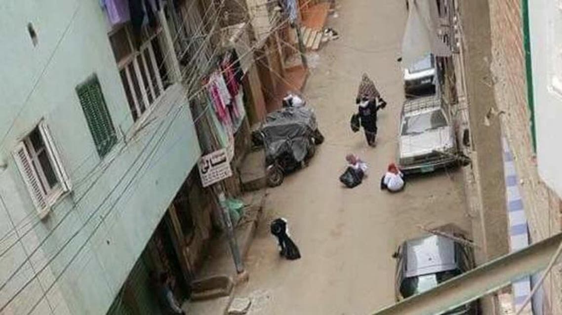 ماليزيات ينظفن شارع يسكن فيه في مصر
