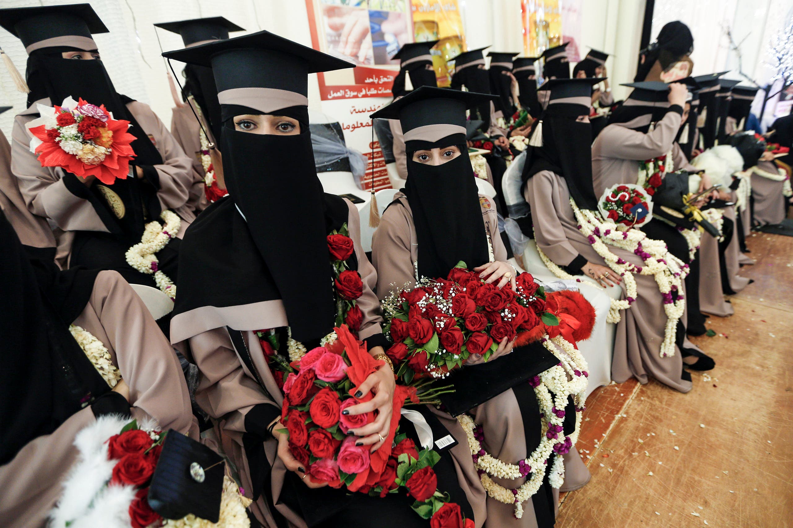 طالبات يمنيات أثناء حفل التخرج من الجامعة