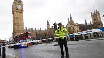صور وفيديو.. قتلى بدهس وطعن قرب البرلمان البريطاني