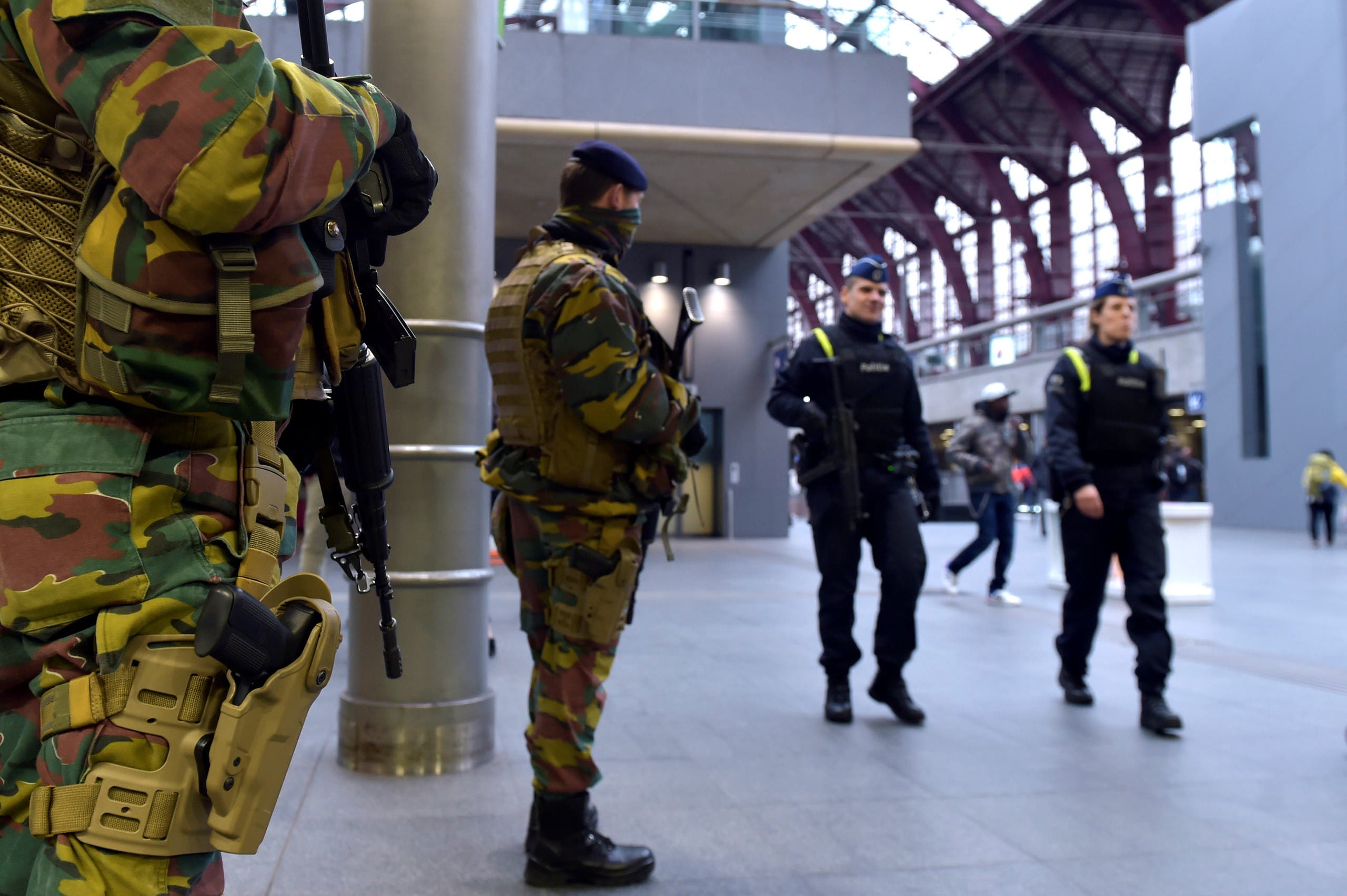 جنود وأفراد شرطة بلجيكيون يحرسون محطة قطارات