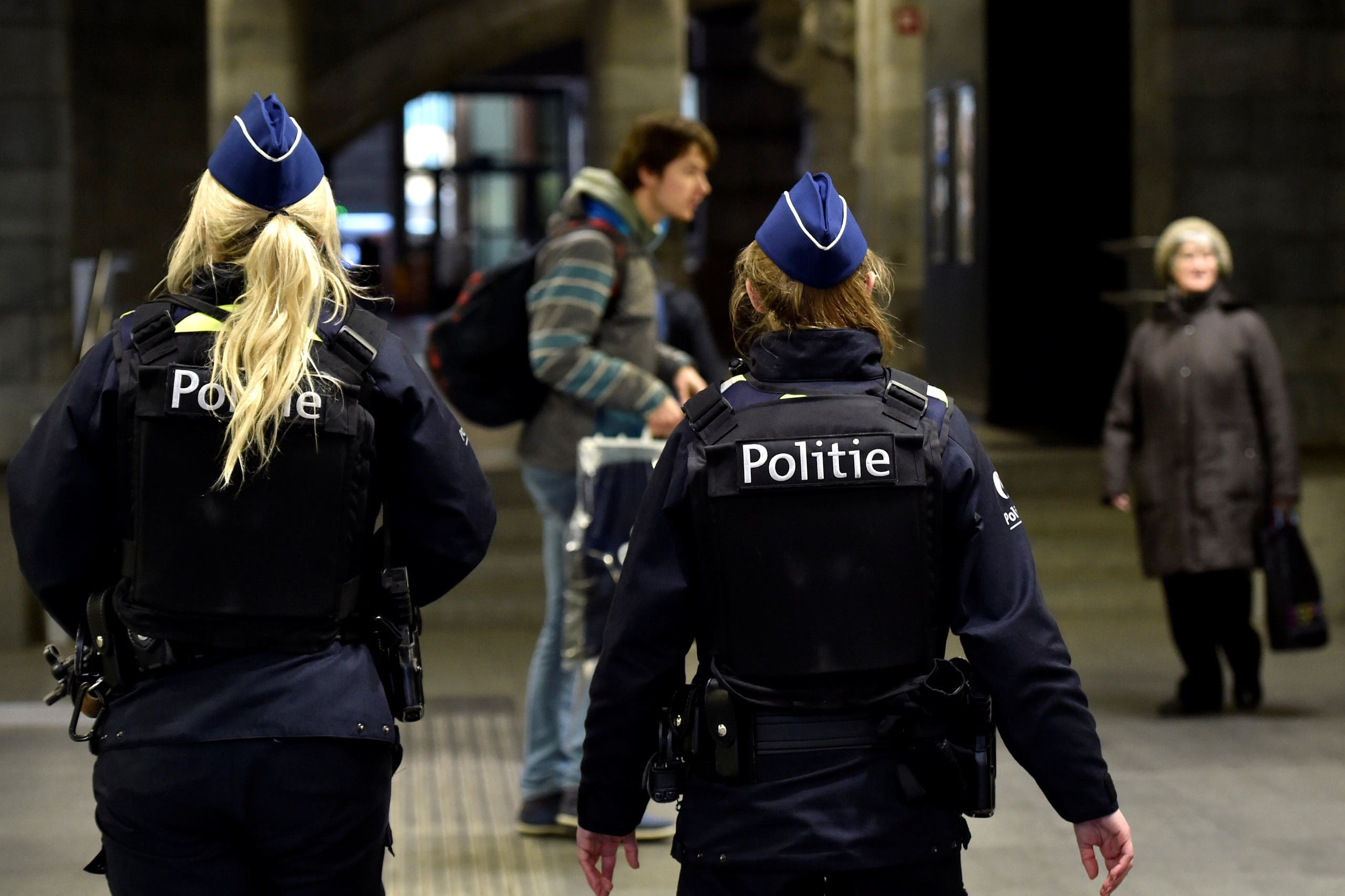 شرطيتان بلجيكيتان تجوبان محطة قطارات