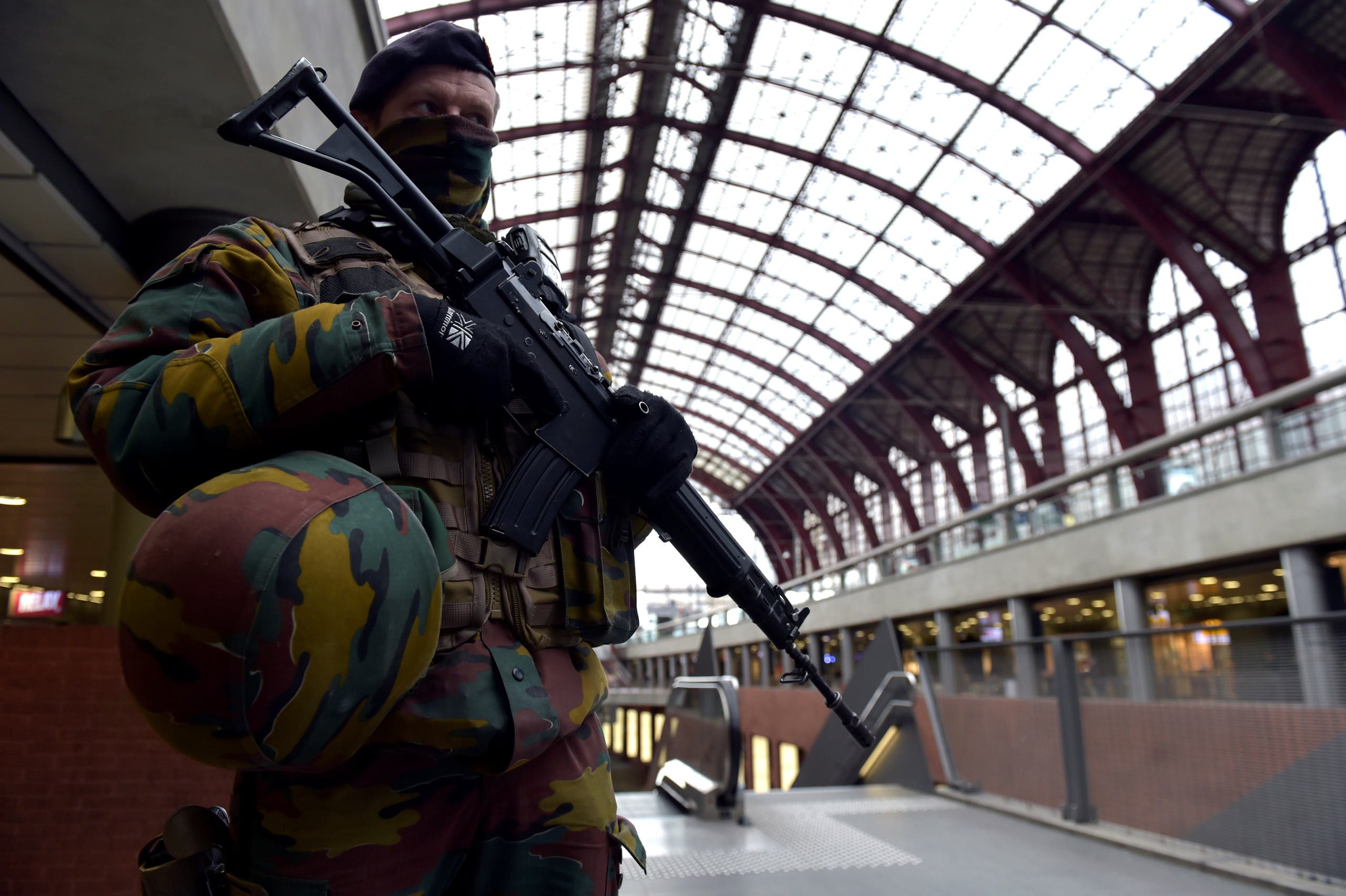 عسكري بلجيكي يحرس محطة قطارات