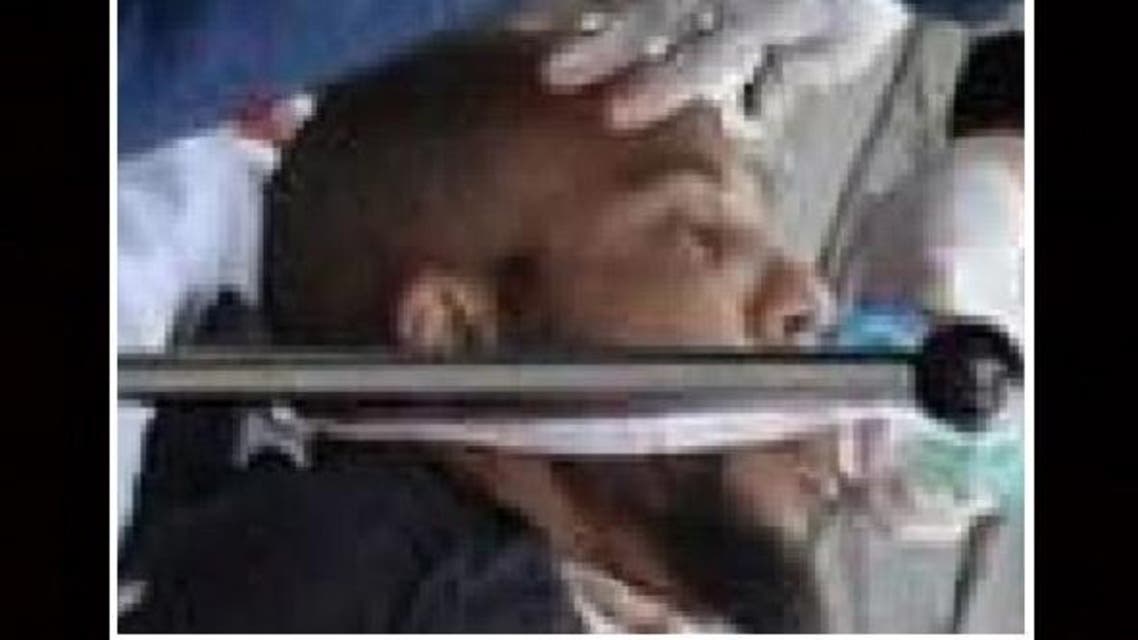 الصورة مكبرة من أخرى ظهر فيها قتيلاً على الرصيف