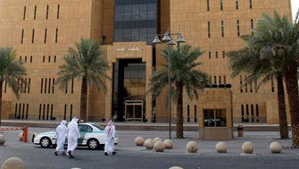 سعودی عرب : شیشہ پینے اور ڈاڑھی منڈھوانے کی ممانعت کا حکم دینے والے دو جج معطل 
