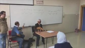 شاهد عزف وغناء خلال درس للغة العربية!