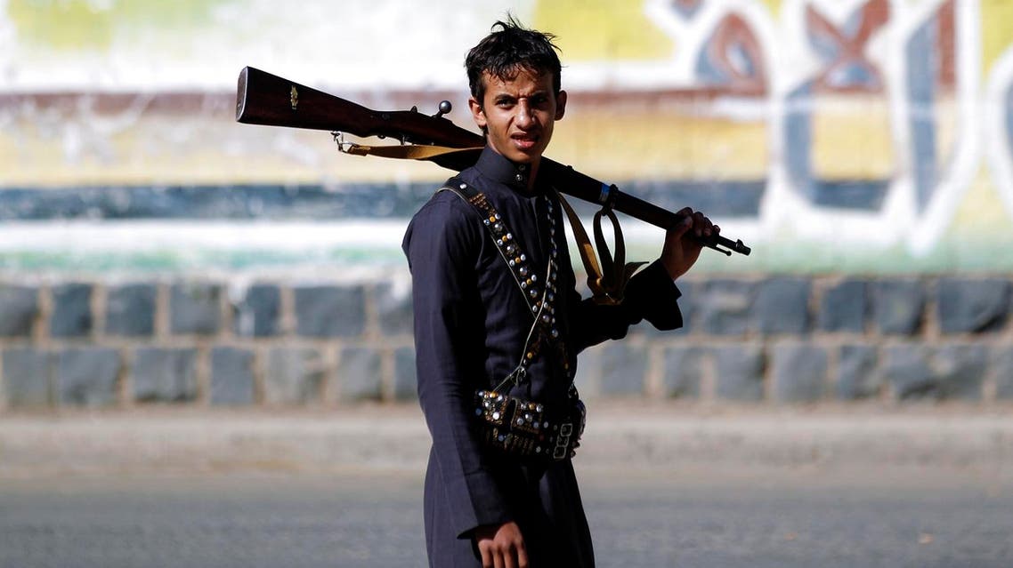 A Houthi fighters carries a rifle during a gathering in the capital Sanaa to mobilize more fighters to battlefronts to fight pro-government forces in several Yemeni cities, on February 2, 2017. (AFP)
