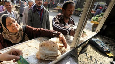 People buy bread at a bakery in Cairo, Egypt. (File Photo: Reuters)