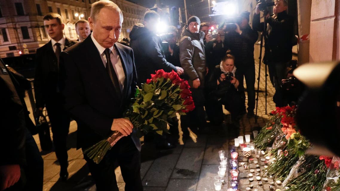 Russian president Vladimir Putin puts flowers down outside Tekhnologicheskiy Institut metro station in St. Petersburg, Russia, April 3, 2017. (AP)