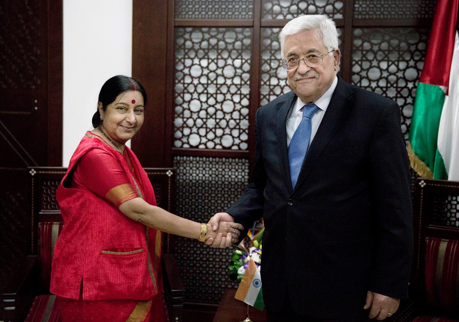 Palestinian President Mahmoud Abbas, right shakes hands with Indian External Affairs Minister Sushma Swaraj in Ramallah, on Jan. 17, 2016. (AP)