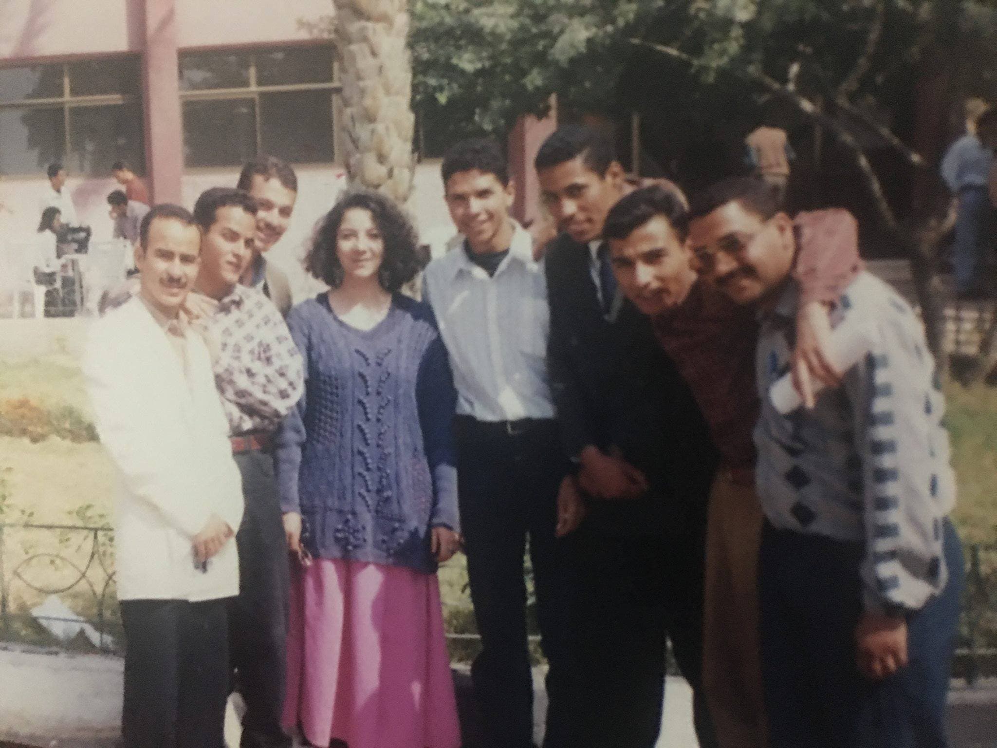 منى برنس مع طلابها