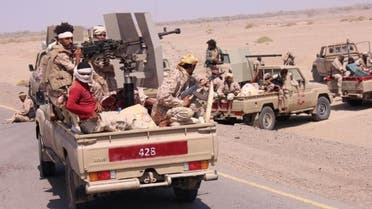 عناصر من الجيش اليمني على متن مركبات عسكرية بالقرب من مدينة المخا الساحلية 