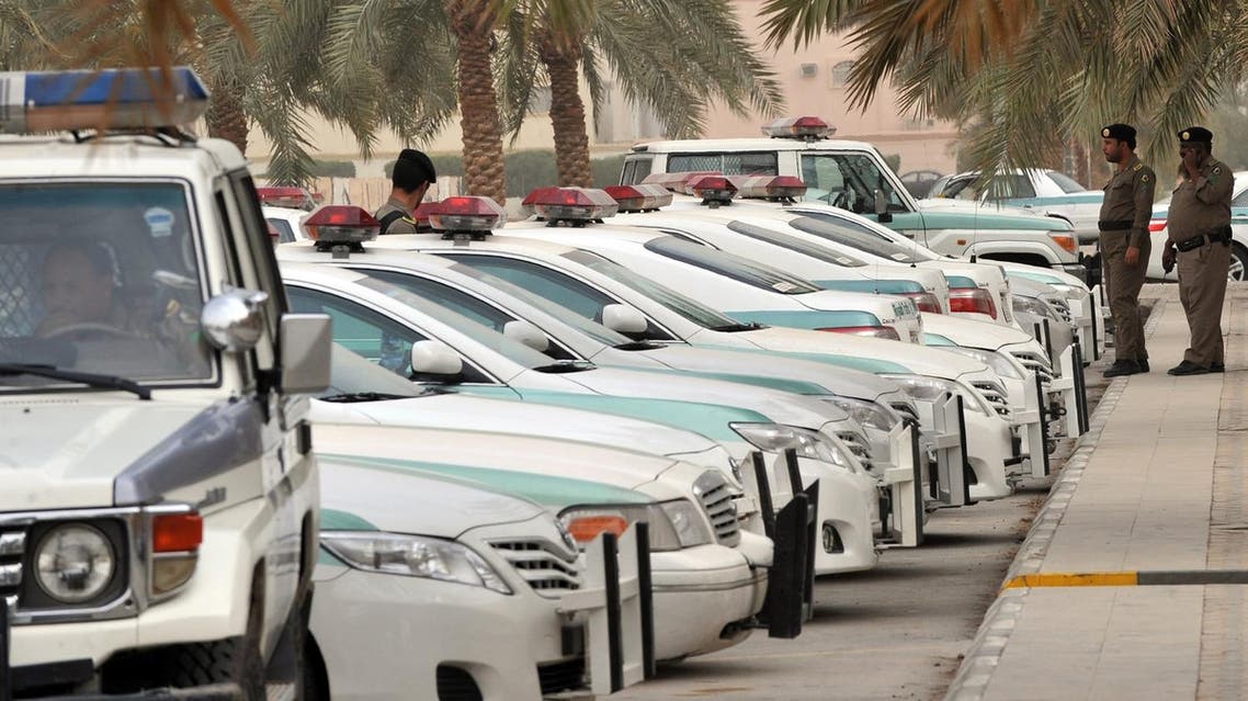 Saudi police cars are parked and policemen stand guard in front of Al-rajhi mosque in central Riyadh on March 11, 2011 as Saudi Arabia launched a massive security operation in a menacing show of force to deter protesters from a planned Day of Rage to press for democratic reform in the kingdom. AFP PHOTO/FAYEZ NURELDINE FAYEZ NURELDINE / AFP