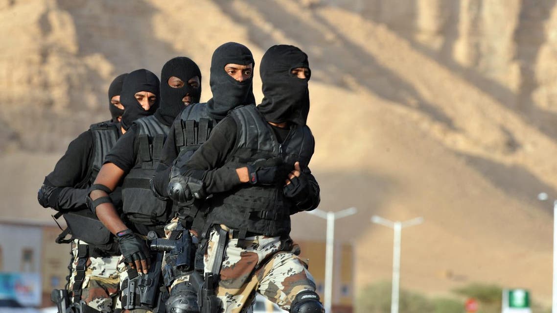 Saudi Special Forces members of an anti-terror unit take part in an exercise on March 22, 2011 in the Dorma region, 100 kms west of Riyadh. (AFP)