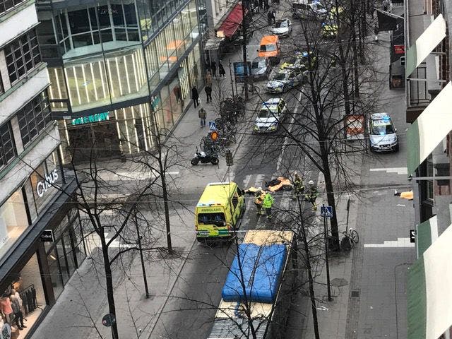 السويد.. شاحنة تدهس مارة وسط ستوكهولم