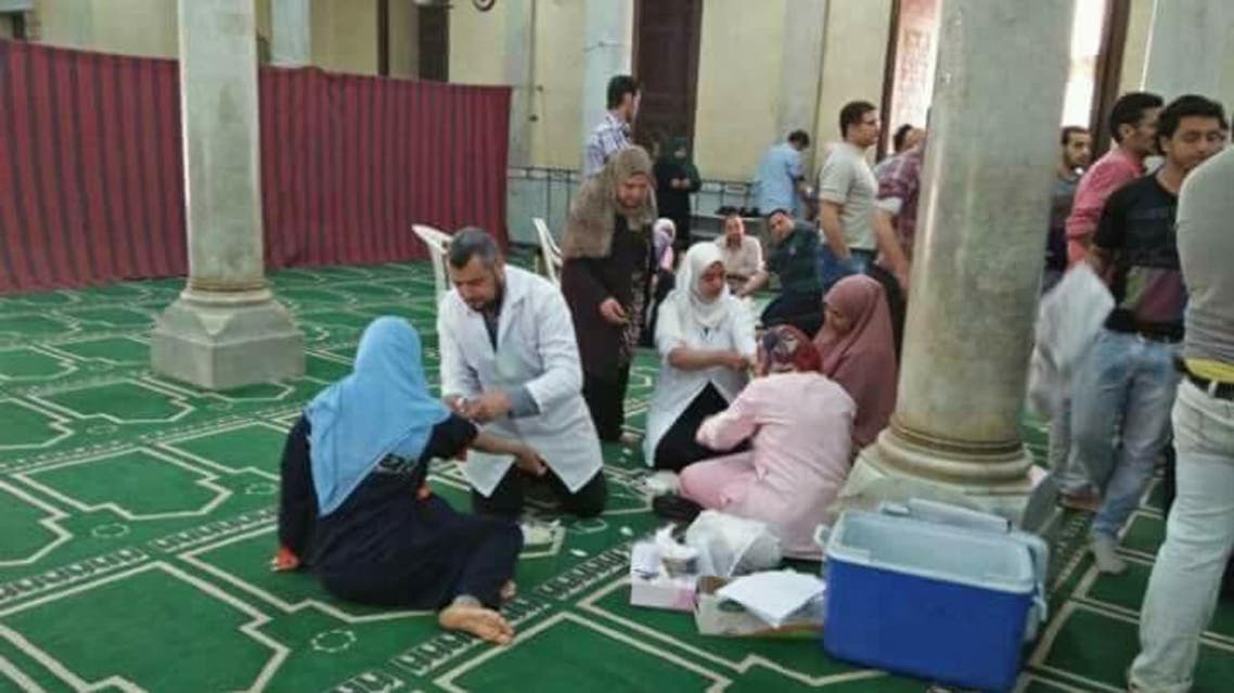 بالصور.. مسلمون يتبرعون بالدم لمصابي تفجير كنيسة طنطا